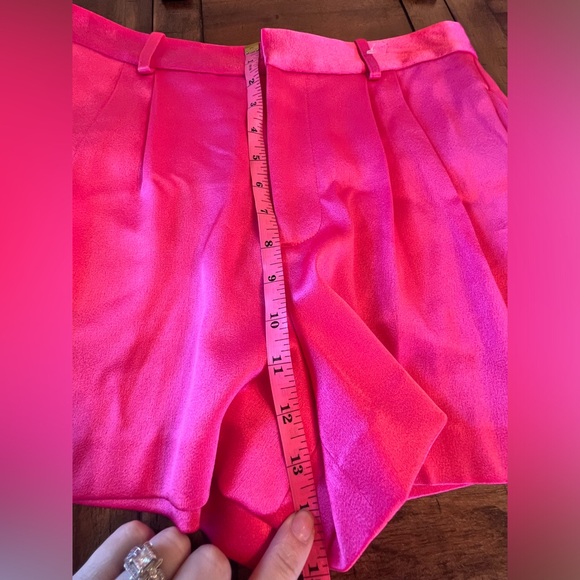 NWOT ALICE + OLIVIA Mara Pink Satin Shorts - Picture 11 of 13